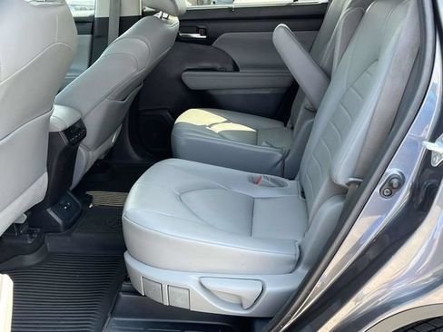 Used 2021 Toyota Highlander XLE AWD/4WD image 16