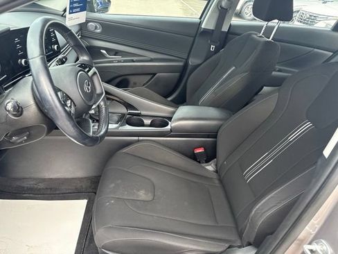 Used 2022 Hyundai Elantra SEL w/ Convenience Package FWD image 9
