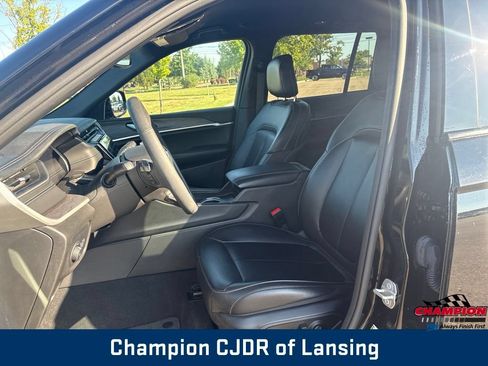 Used 2024 Jeep Grand Cherokee Limited AWD/4WD image 11