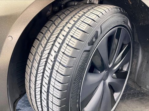 Used 2022 Tesla Model S Plaid image 32