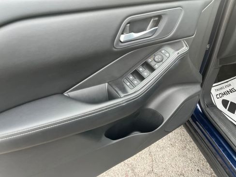 Used 2025 Nissan Rogue SV image 11