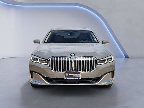 Used 2022 BMW 740i w/ Premium Package RWD image 2