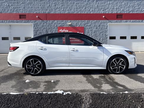 Used 2025 Nissan Sentra SR w/ SR Premium Package image 3