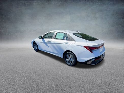 Certified 2025 Hyundai Elantra SE image 17