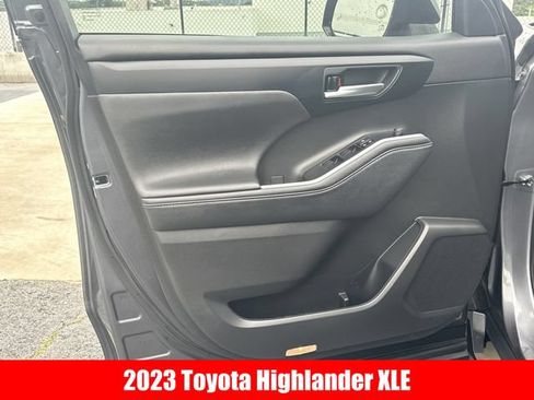 Used 2023 Toyota Highlander XLE FWD image 4