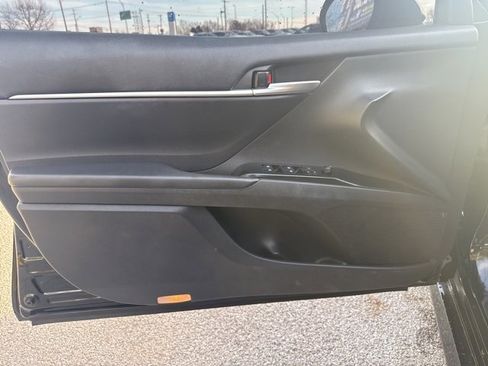 Used 2018 Toyota Camry LE image 9