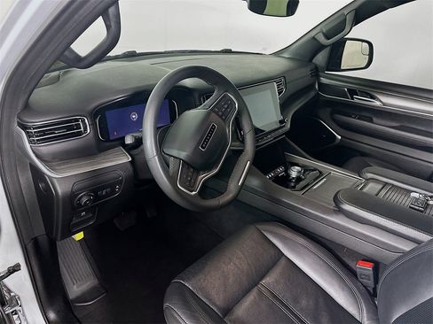 Used 2024 Jeep Wagoneer L Series II w/ Flexible Seating Group image 30