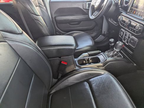 Used 2018 Jeep Wrangler Unlimited Sahara image 11