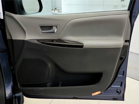 Used 2016 Toyota Sienna XLE Premium w/ Protection Package image 19