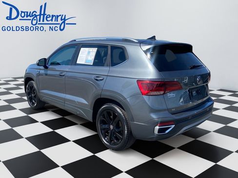 Used 2024 Volkswagen Taos SE FWD image 3