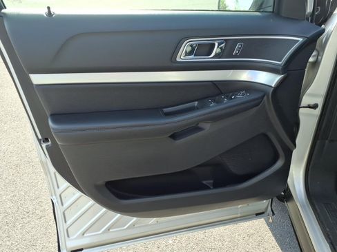 Used 2017 Ford Explorer XLT w/ Equipment Group 201A AWD/4WD image 7
