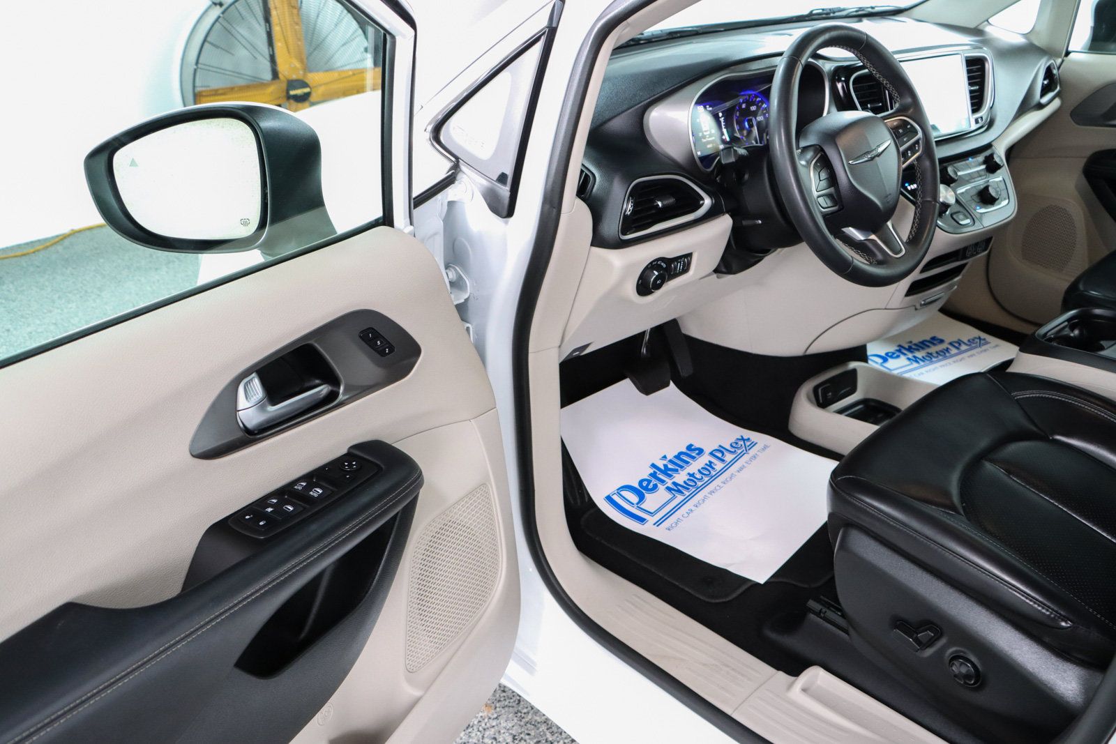 Used 2023 Chrysler Pacifica Touring-L FWD image 3