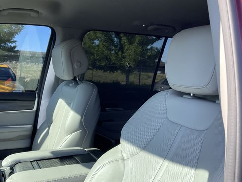 Used 2023 Jeep Wagoneer Series III w/ Convenience Group I AWD/4WD image 17