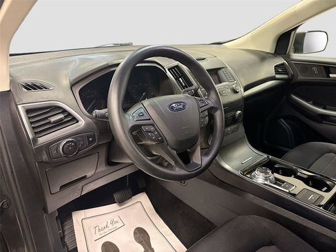 Used 2019 Ford Edge SE image 9