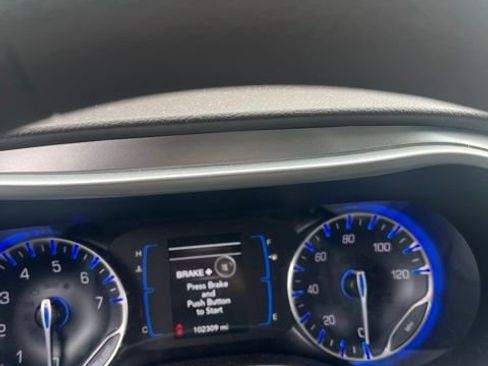 Used 2017 Chrysler Pacifica LX FWD image 5
