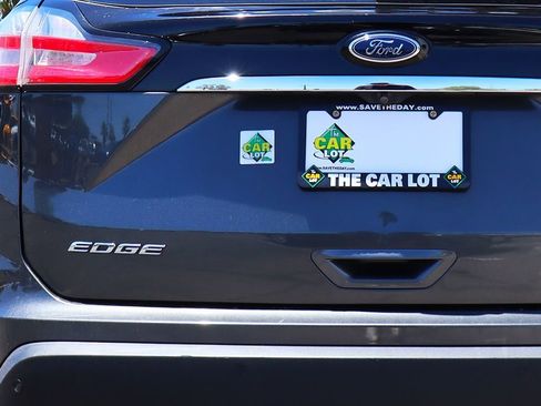 Used 2020 Ford Edge SE FWD image 19