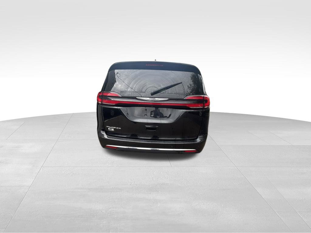 Used 2023 Chrysler Pacifica Touring-L FWD image 4