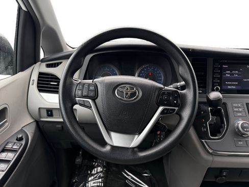 Used 2019 Toyota Sienna LE image 12