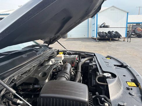 Used 2019 RAM 1500 Laramie AWD/4WD image 11