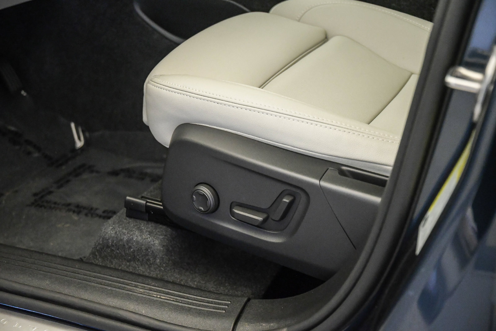 Used 2026 Volvo XC40 B4 Plus w/ Climate Package FWD image 24