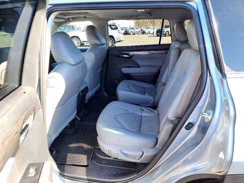 Used 2023 Toyota Highlander Limited image 22