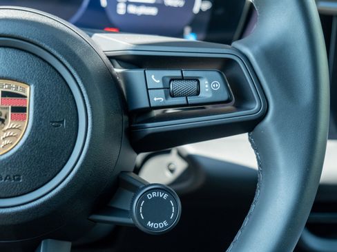 Used 2025 Porsche Macan Electric image 25