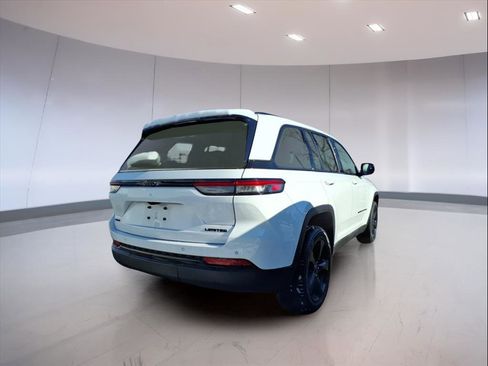 Used 2023 Jeep Grand Cherokee Limited w/ Black Appearance Package image 4