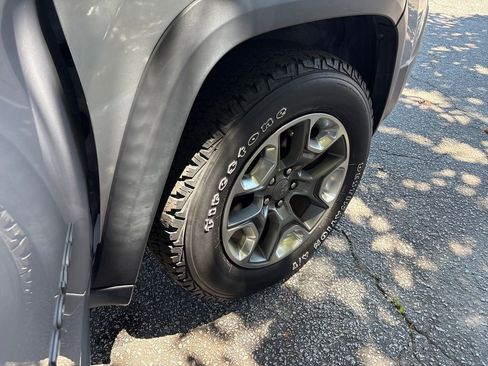Used 2019 Jeep Cherokee Trailhawk AWD/4WD image 27
