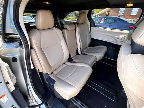 Used 2021 Toyota Sienna XLE image 20
