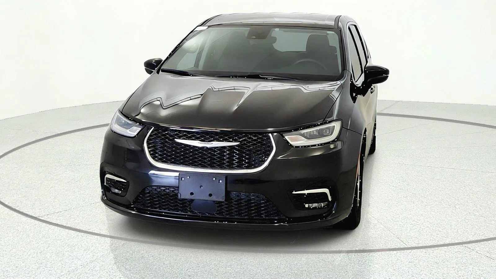 Used 2023 Chrysler Pacifica Touring-L FWD image 2