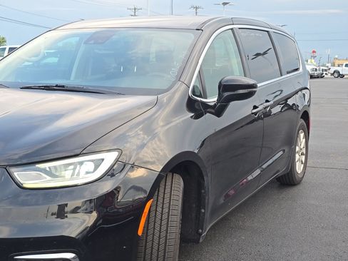 Used 2024 Chrysler Pacifica Touring-L FWD image 57