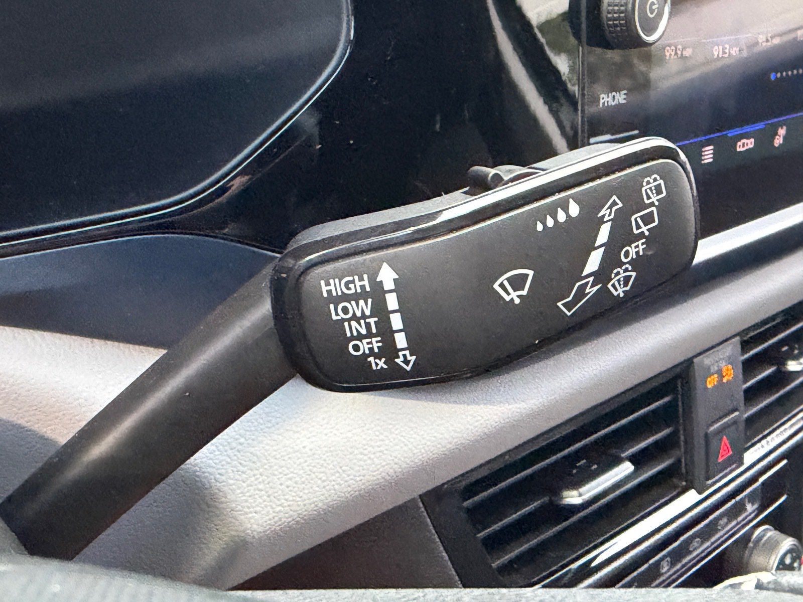 Used 2023 Volkswagen Taos SE w/ Panoramic Sunroof Package FWD image 31
