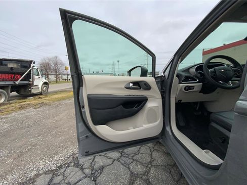 Used 2023 Chrysler Pacifica Touring-L image 20