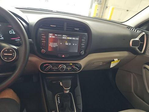 Certified 2025 Kia Soul LX w/ LX Technology Package FWD image 10