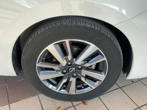 Used 2025 Nissan Versa SV image 28