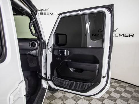 Used 2023 Jeep Gladiator Sport AWD/4WD image 16