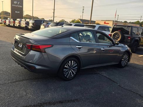 Used 2025 Nissan Altima 2.5 SV FWD image 13