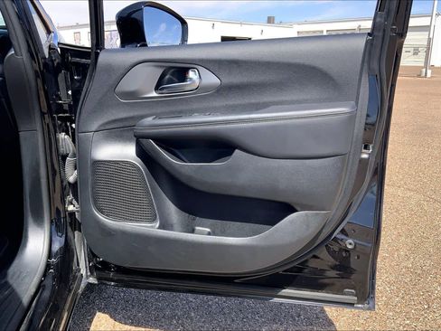 Used 2025 Chrysler Pacifica Select FWD image 23