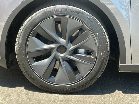 Used 2024 Tesla Model Y Long Range AWD/4WD image 26