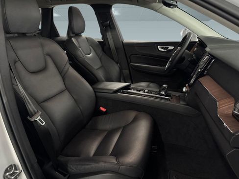 Used 2023 Volvo XC60 B5 Plus image 30