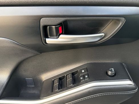 Used 2025 Toyota Highlander XLE image 11