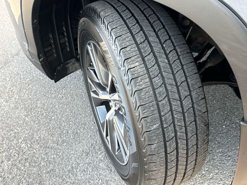 Used 2019 Toyota Highlander Plus AWD/4WD image 8