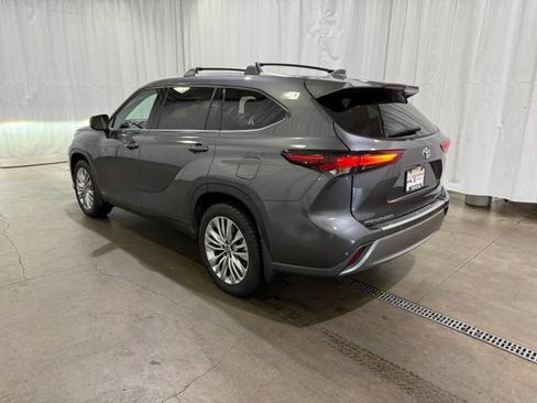 Certified 2024 Toyota Highlander Platinum AWD/4WD image 8