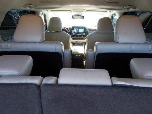 Used 2021 Toyota Highlander XLE image 11