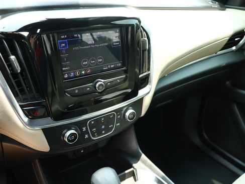 Used 2022 Chevrolet Traverse LS FWD image 15