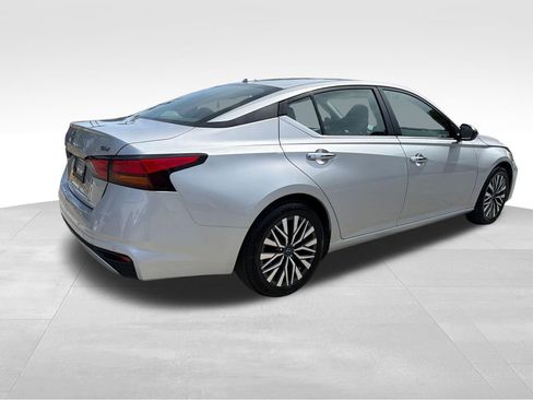 Used 2024 Nissan Altima 2.5 SV FWD image 7