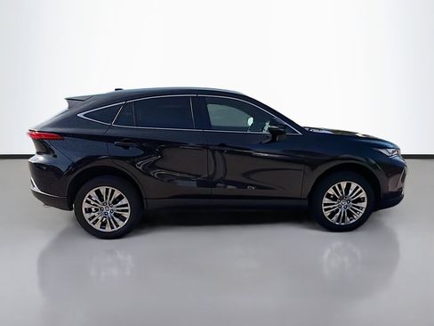 Used 2022 Toyota Venza XLE image 2