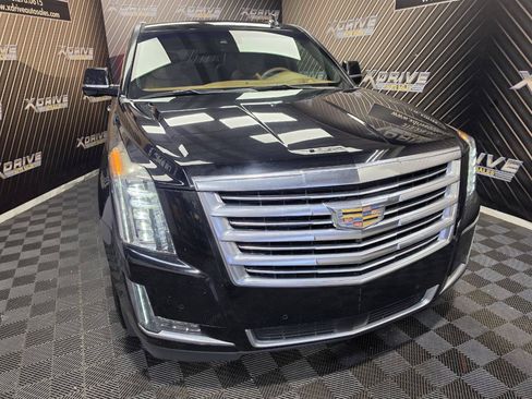 Used 2017 Cadillac Escalade Platinum RWD image 4