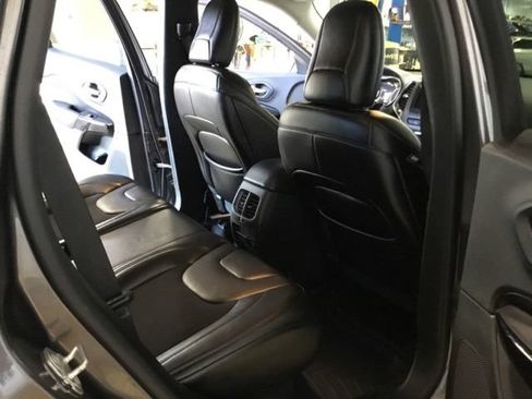 Used 2019 Jeep Cherokee Latitude Plus AWD/4WD image 44