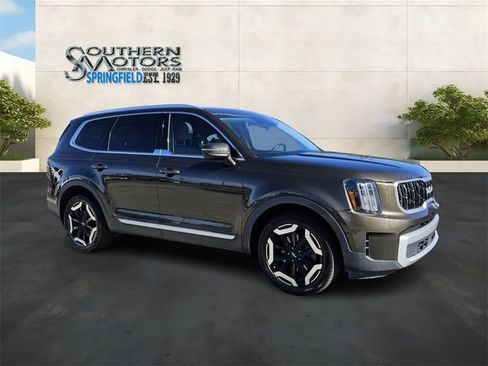 Used 2023 Kia Telluride EX w/ EX Captain's Chair Package image 7